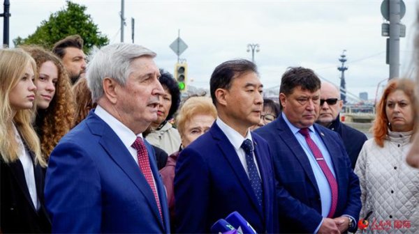 优配无忧 俄国家杜马第一副主席梅利尼科夫、中国驻俄罗斯使馆临时代办张伟为华西列夫斯基元帅纪念碑敬献鲜花